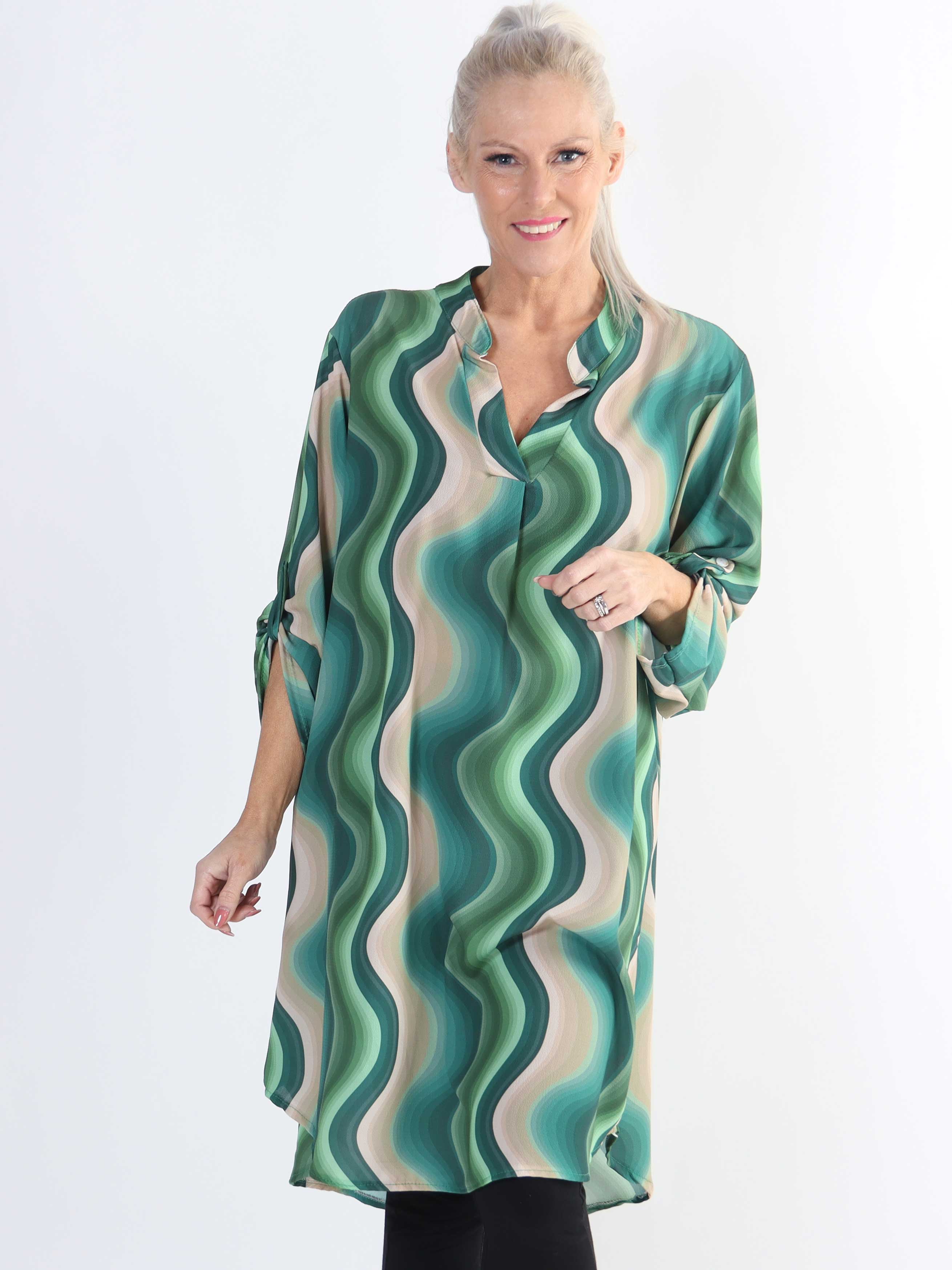 Vanesa Dress Wave - Let og luftig mønstret plus size kjole